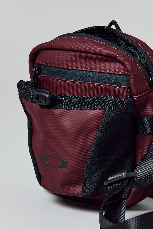 【OAKLEY】ROVER CROSSBODY ショルダーバッグ Oakley Rover Crossbody - Pebble | Oakley® US
