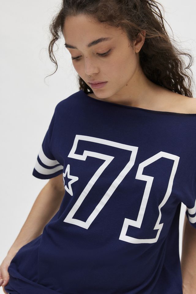 Tシャツ・カットソー [Darling, you're bad] ONE SHOULDER SUEDE TOP 71 Jersey Graphic Off-The-Shoulder T-Shirt Dress | Urban