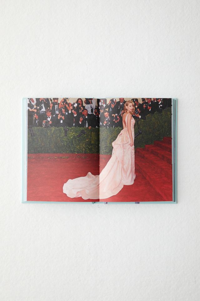 Icons Of Style: Taylor Swift: The Story Of A Fashion Legend By Glenys Johnson #1