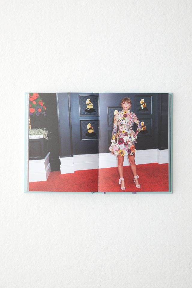 Icons Of Style: Taylor Swift: The Story Of A Fashion Legend By Glenys Johnson #2