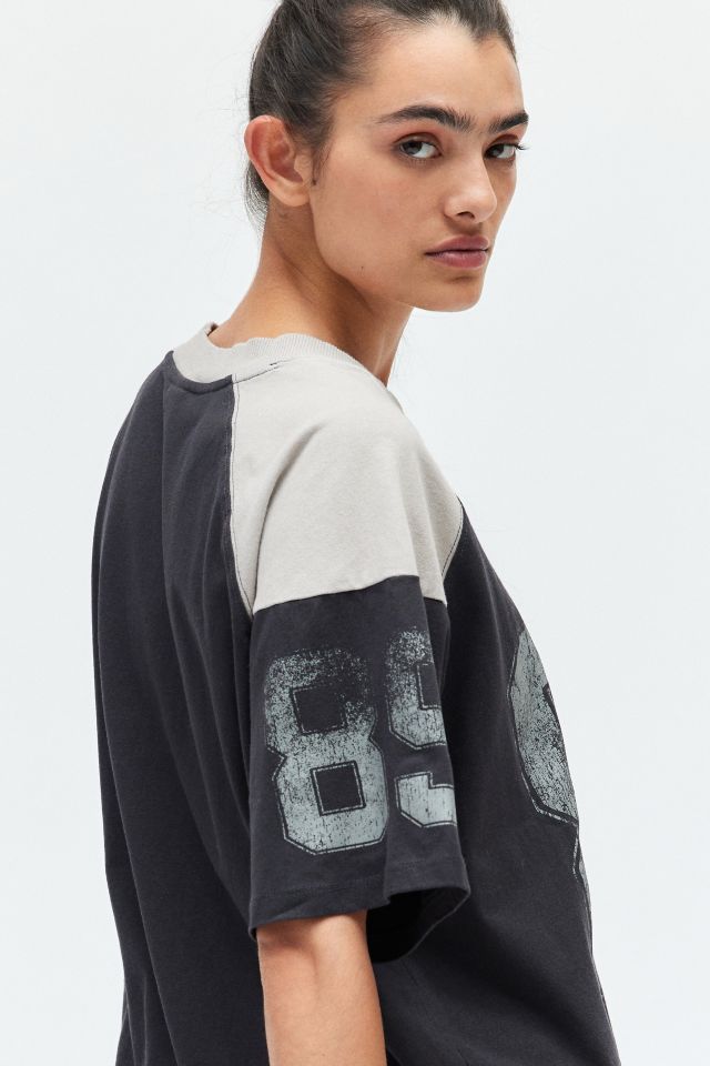 89 V-Neck Boxy Graphic Tee | Urban Outfitters