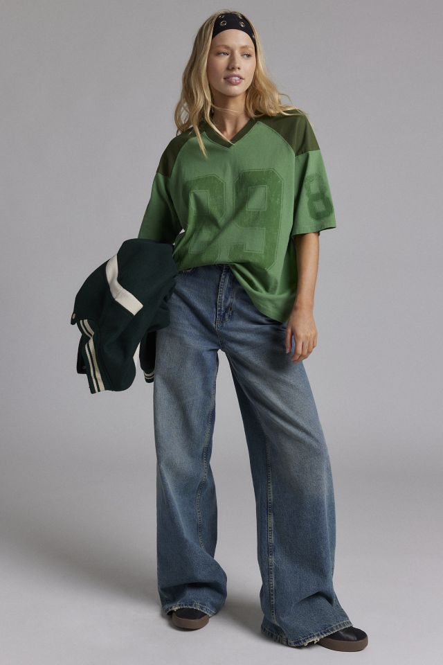 89 V-Neck Boxy Graphic Tee | Urban Outfitters