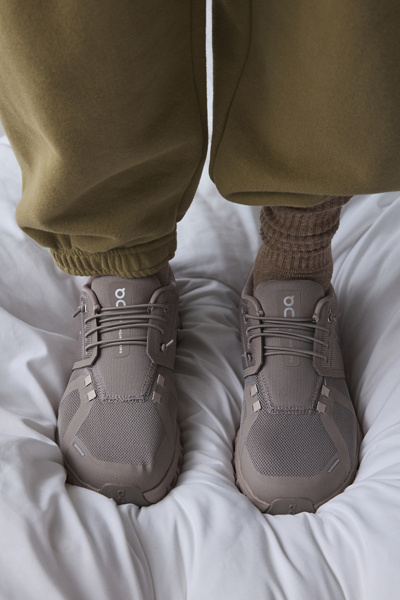 On Women's Cloud 6 Sneaker In Cinder/fog, Women's At Urban Outfitters In Gold