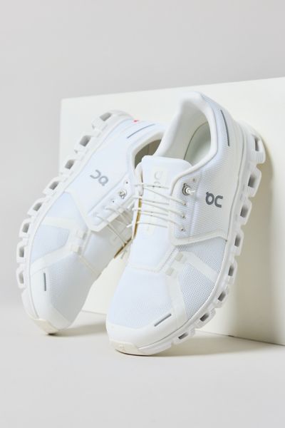 On Men's Cloud 6 Sneaker In White/white, Men's At Urban Outfitters In Black/white