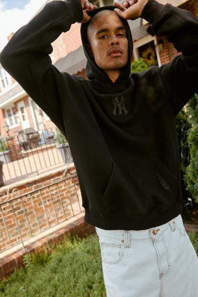 Pro Standard Uo Mlb Exclusive New York Yankees Logo Hoodie Sweatshirt In Black, Men's At Urban Outfitters In Black