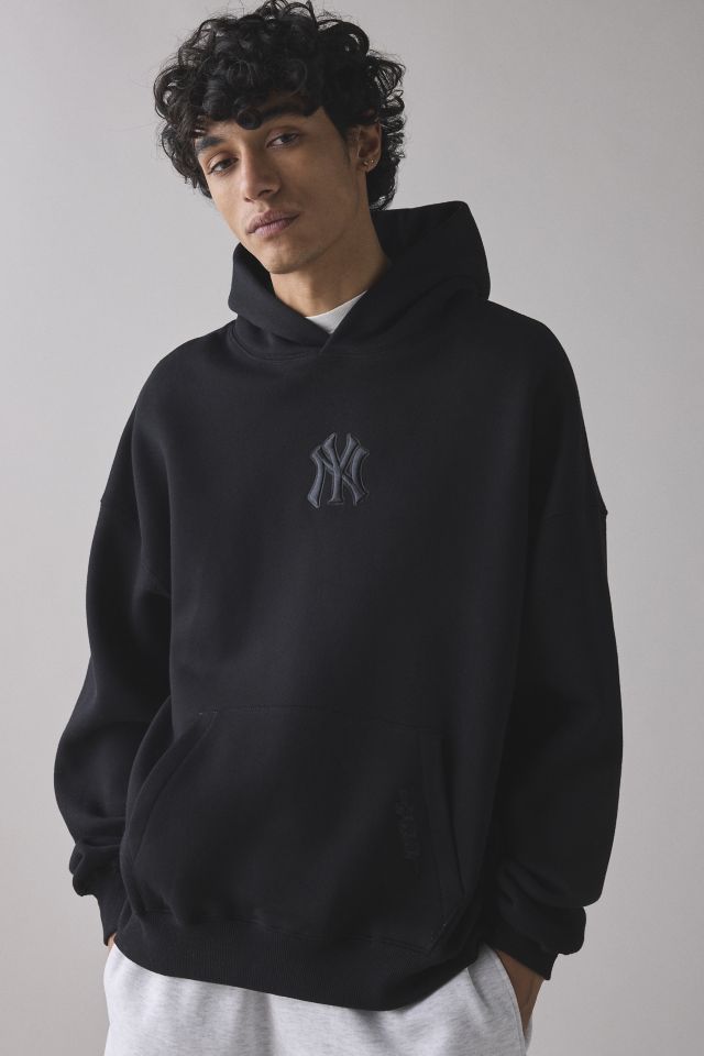Pro Standard UO MLB Exclusive New York Yankees Logo Hoodie