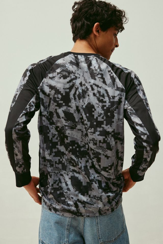 Umbro Printed Long Sleeve Jersey Tee | Urban Outfitters