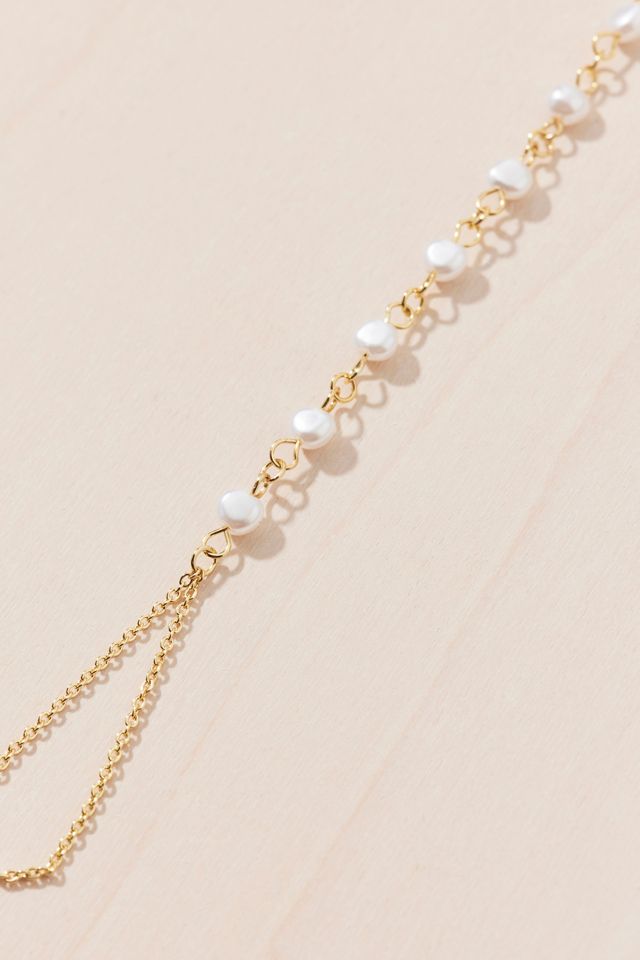 Mina Pearl Hand Chain | Urban Outfitters