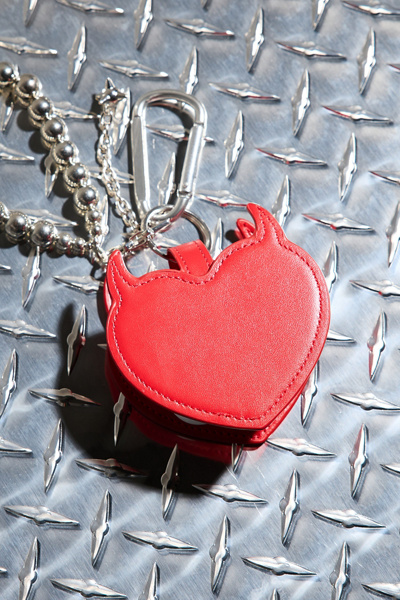 Urban Outfitters　カバー UO Shaped Earbud Case | Urban Outfitters