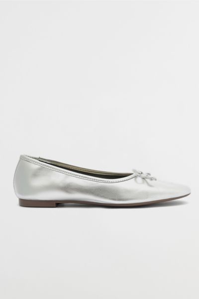 Schutz Arissa Metallic Leather Flat In Prata Silver