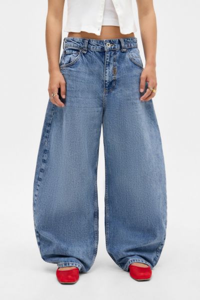 BDG RIYA COCOON JEANS IN VINTAGE DENIM MEDIUM, WOMEN'S AT URBAN OUTFITTERS 