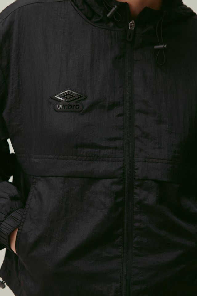 ◆UMBRO◆ Crinkle Women's Hooded Anorak BlackUO322CWT81 UO32 Umbro UO Exclusive Crinkle Nylon Zip-Up Jacket | Urban