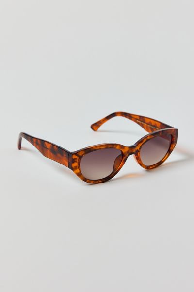 A.KJAERBEDE A. KJAERBEDE WINNIE OVAL SUNGLASSES IN HAVANA, WOMEN'S AT URBAN OUTFITTERS 