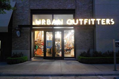 File:Urban Outfitters, St. Johns Town Center.jpg - Wikimedia Commons
