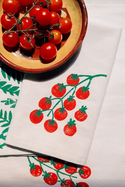 JULIE PEACH BLOCK PRINTED TOMATO NAPKIN SET IN WHITE AT URBAN OUTFITTERS 