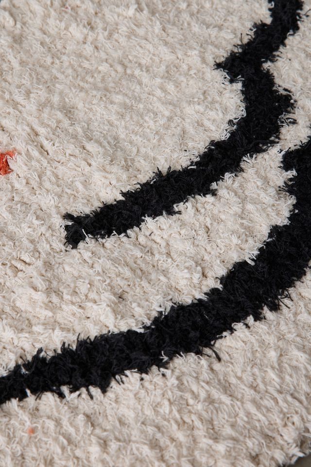 Swan Icon Shaped Plush Tufted Rug | Urban Outfitters