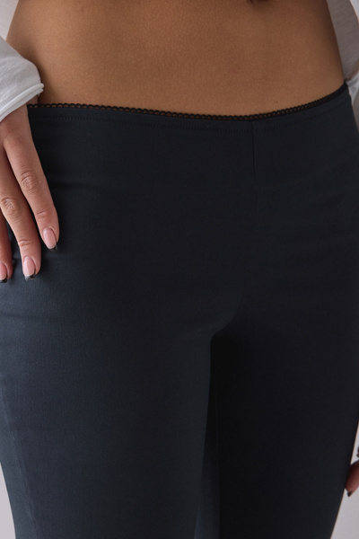 Kimchi Blue Ellie Mid-Rise Stretch Capri Pant