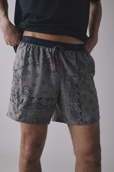 NIKE TRAIL DRI-FIT 6" ALLOVER PATTERN RUNNING SHORT IN CAVE STONE/BLACK, MEN'S AT URBAN OUTFITTERS 