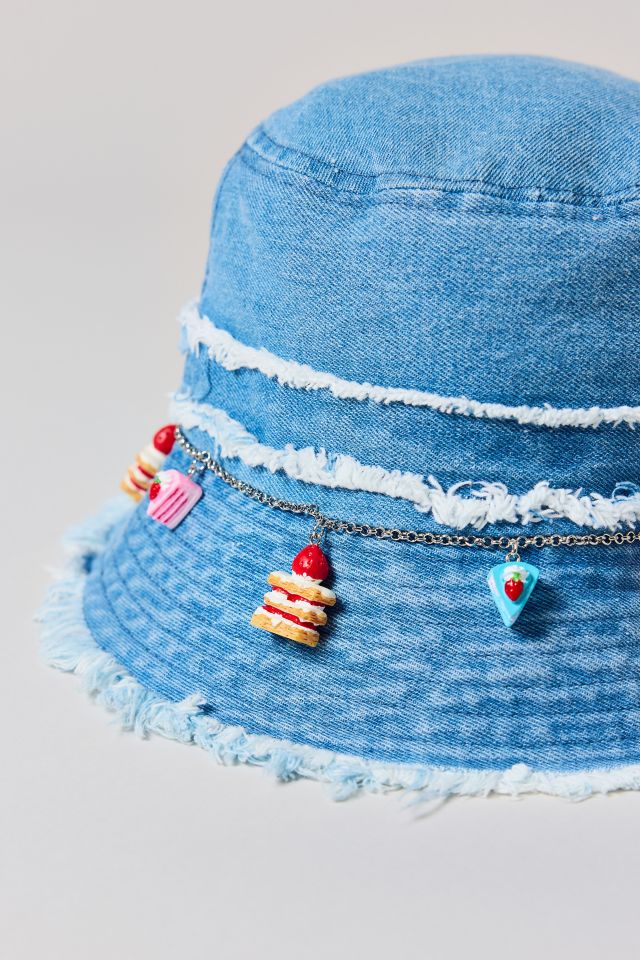 Urban Outfitters☆ チャーム付き♪ デニム・バケツハット Pastry Charm Denim Bucket Hat | Urban Outfitters