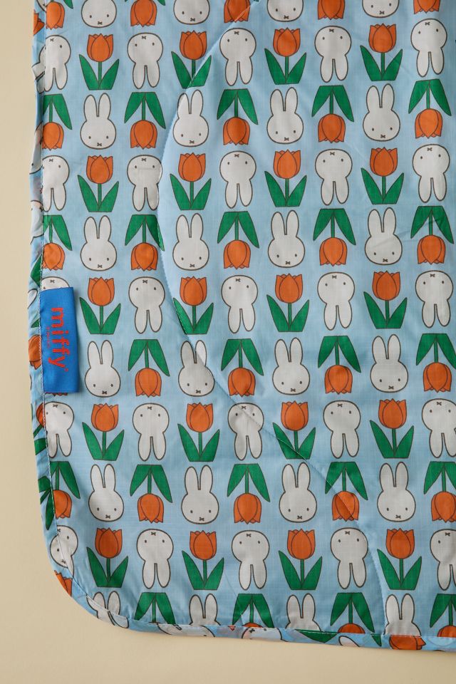 BAGGU × miffy パフィー ピクニックブランケット（レアデザイン） BAGGU & Miffy Puffy Quilted Picnic Blanket | Urban Outfitters