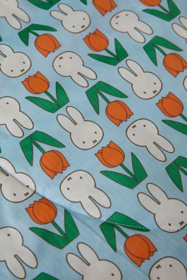 BAGGU × miffy パフィー ピクニックブランケット（レアデザイン） BAGGU & Miffy Puffy Quilted Picnic Blanket | Urban Outfitters