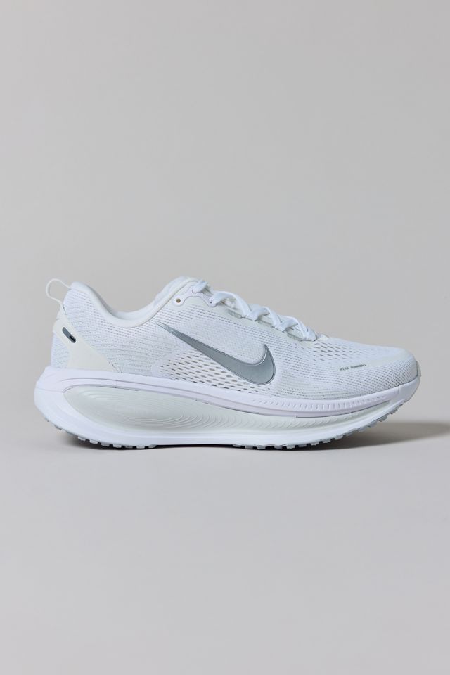 Nike Women's Vomero 18 Sneaker #2