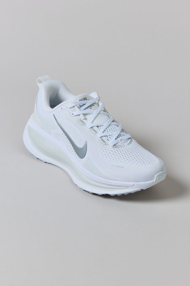 Nike Women's Vomero 18 Sneaker | Urban Outfitters