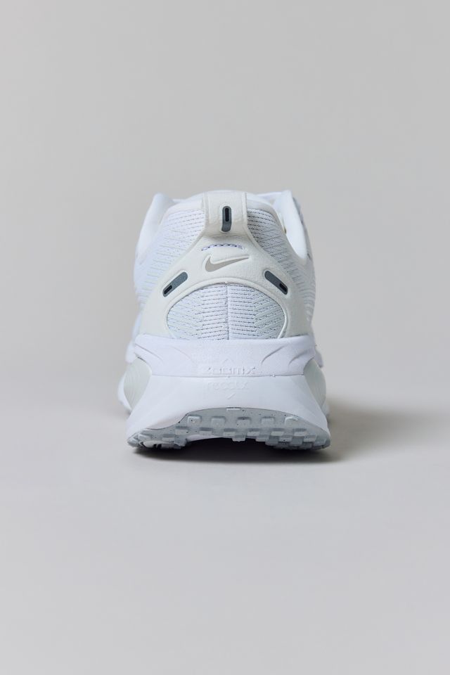 Nike Women's Vomero 18 Sneaker #4