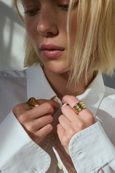 URBAN OUTFITTERS STATEMENT METAL RING SET IN GOLD, WOMEN'S AT URBAN OUTFITTERS 
