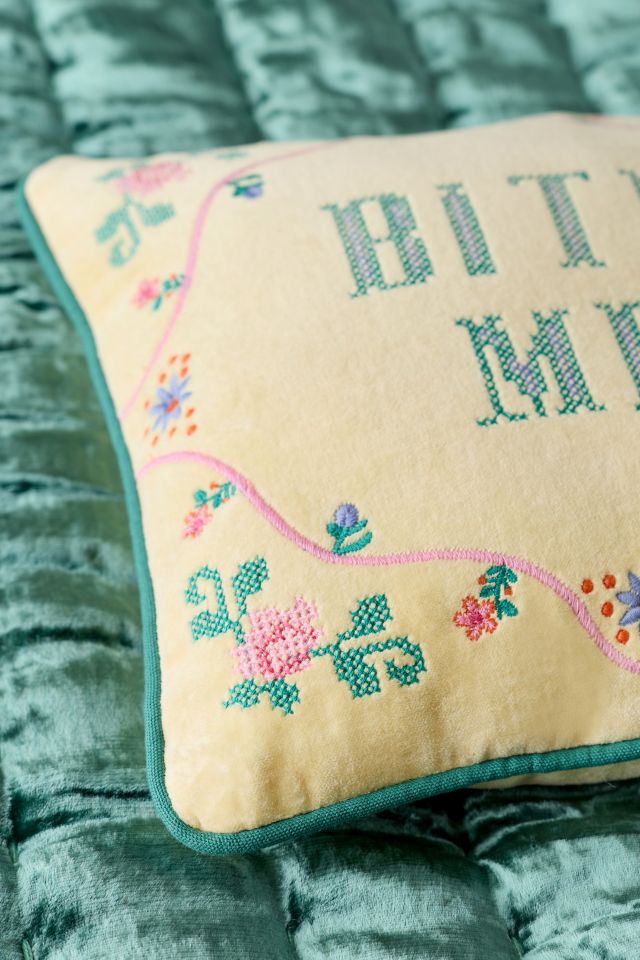 Coussin Décoratif en Velours Brodé avec Slogan Effronté #1