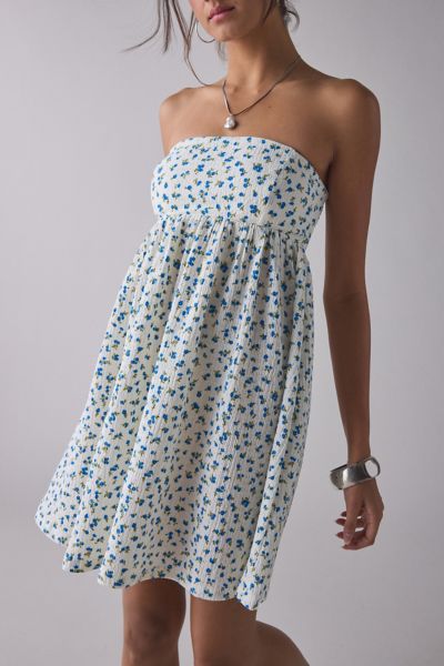 KISS THE SKY DITSY FLORAL STRAPLESS BABYDOLL MINI DRESS IN IVORY GROUND/BLUE FLORAL, WOMEN'S AT URBAN OUTFITTERS 