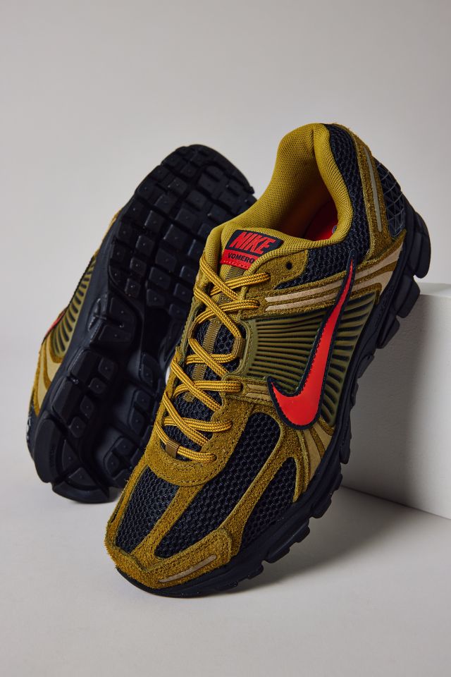 Nike Men's Zoom Vomero 5 Sneaker #1