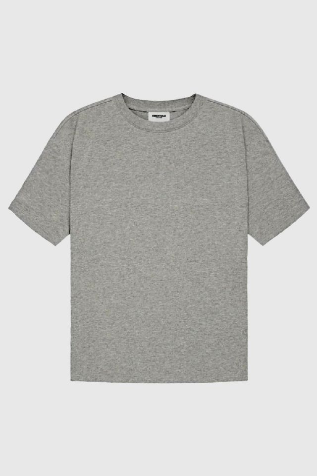 関税込＊FEAR OF GOD ESSENTIALS＊SS21 Tシャツ ストーン オート Fear of God Essentials T-Shirt SS21 | Urban Outfitters