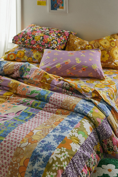 urban outfitters 花柄ラグ 61cm x 244cm Colorful Floral Digital Printed Chenille Rug | Urban Outfitters Canada